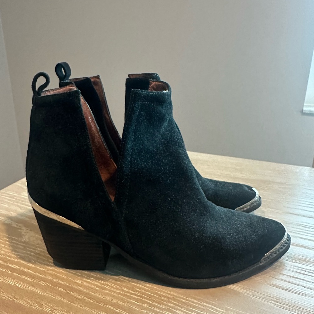 Jeffrey Campbell Black Ankle Booties with V-Cut Design size 8.5